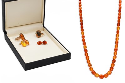 Lot 227 - A SUITE OF AMBER JEWELLERY, to include a...