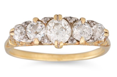 Lot 29 - AN ANTIQUE FIVE STONE RING, the graduated old...