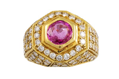 Lot 433 - A DIAMOND AND PINK SAPPHIRE CLUSTER RING,...