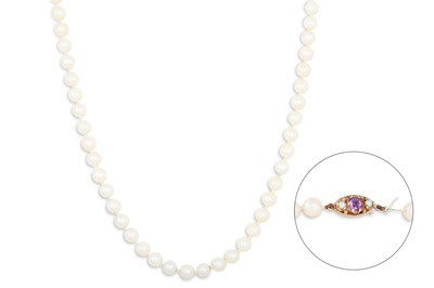 Lot 17 - A CULTURED PEARL NECKLACE, cream tones, the...