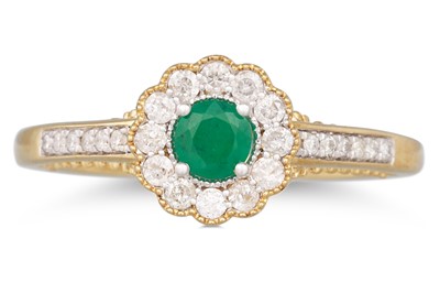 Lot 60 - A DIAMOND AND EMERALD TARGET STYLE RING, the...
