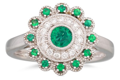 Lot 64 - A DIAMOND AND EMERALD CLUSTER RING, the...