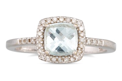 Lot 73 - A DIAMOND AND AQUAMARINE CLUSTER RING, the...