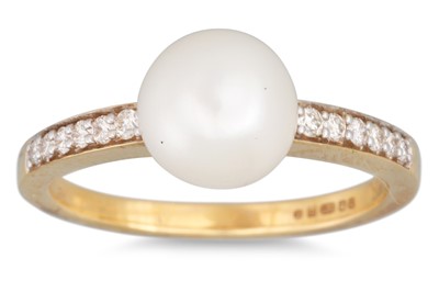 Lot 80 - A DIAMOND AND PEARL RING, the white toned...