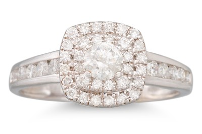 Lot 51 - A DIAMOND CLUSTER RING, the round brilliant...