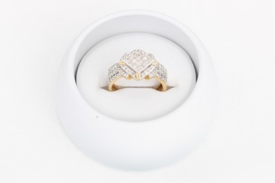 Lot 160 - A DIAMOND CLUSTER RING, mounted in 9ct gold....