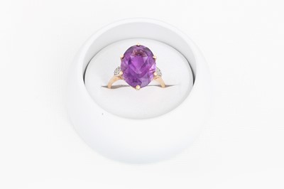 Lot 161 - AN AMETHYST SINGLE STONE RING, the oval...