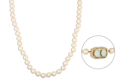 Lot 39 - A SET OF CULTURED PEARLS, to an 18ct gold...