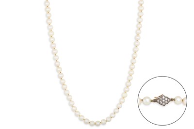 Lot 57 - A SET OF VINTAGE CULTURED PEARLS, with a...