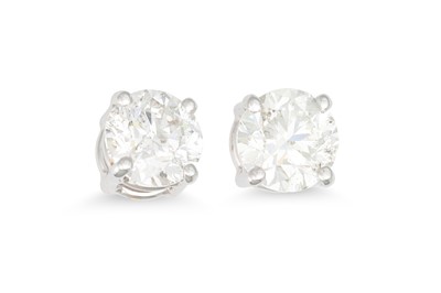 Lot 237 - A PAIR OF DIAMOND STUD EARRINGS, the brilliant...