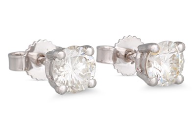 Lot 265 - A PAIR OF DIAMOND STUD EARRINGS, the brilliant...