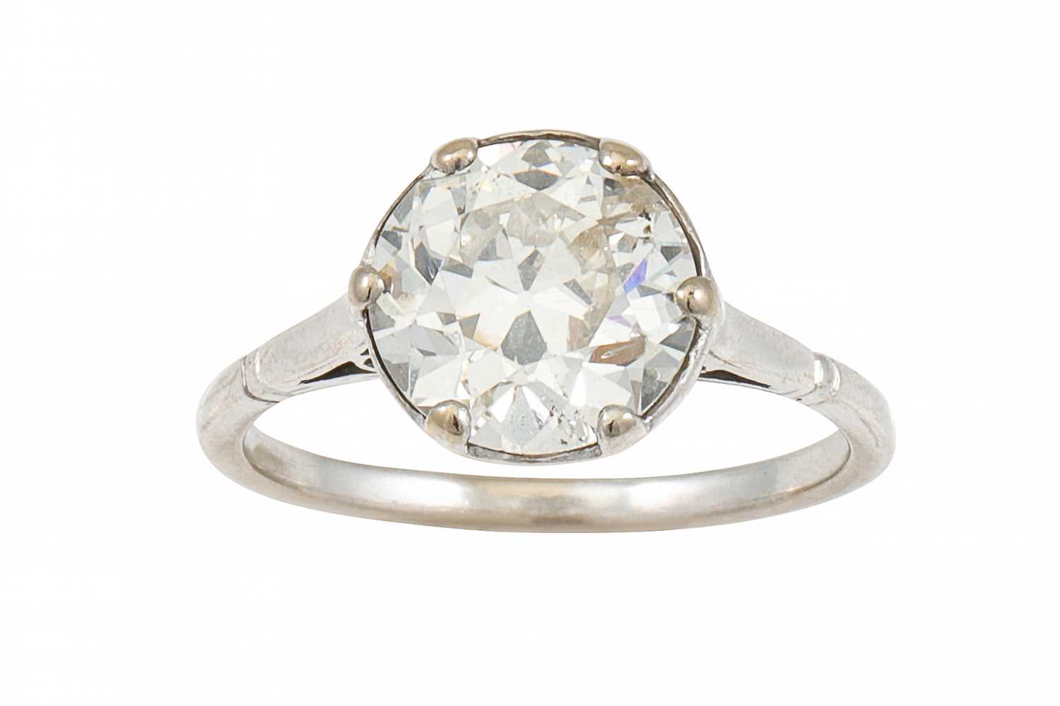 Lot 383 - AN ANTIQUE DIAMOND SOLITAIRE RING, the old cut...
