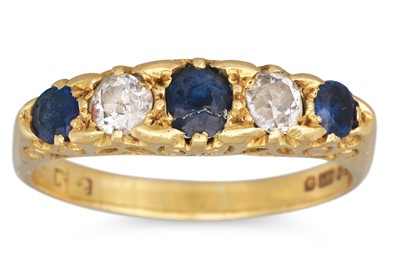Lot 250 - AN ANTIQUE DIAMOND AND SAPPHIRE FIVE STONE...