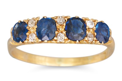 Lot 251 - AN ANTIQUE SAPPHIRE FOUR STONE RING, with...