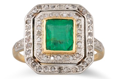 Lot 318 - AN EMERALD AND DIAMOND CLUSTER RING, the...