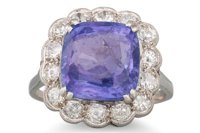 Lot 321 - A VINTAGE SAPPHIRE AND DIAMOND CLUSTER RING,...