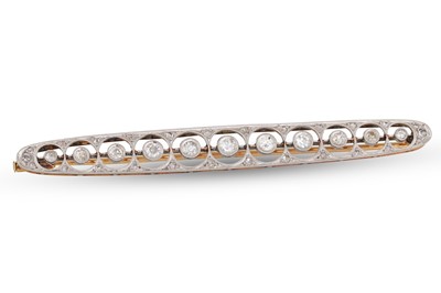 Lot 293 - AN EDWARDIAN  DIAMOND BAR BROOCH, of openwork...