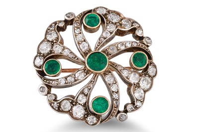 Lot 294 - AN ANTIQUE EMERALD AND DIAMOND BROOCH, of...