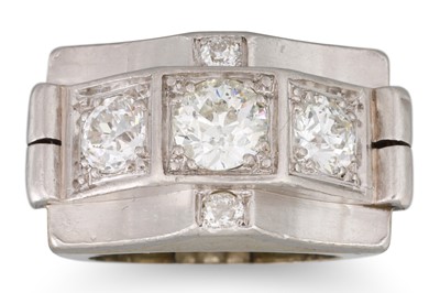 Lot 322 - A 1940'S RETRO THREE STONE DIAMOND RING, the...