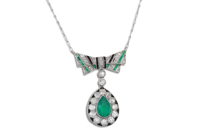 Lot 323 - AN EDWARDIAN EMERALD, DIAMOND AND ONYX DROP...