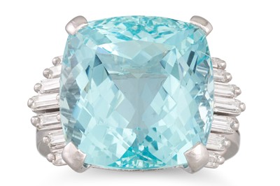 Lot 323 - AN AQUAMARINE AND DIAMOND RING, the mixed cut...