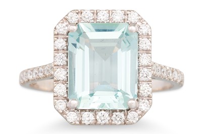 Lot 158 - AN AQUAMARINE AND DIAMOND CLUSTER RING, the...