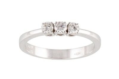 Lot 402 - A THREE STONE DIAMOND RING, mounted in 18ct...