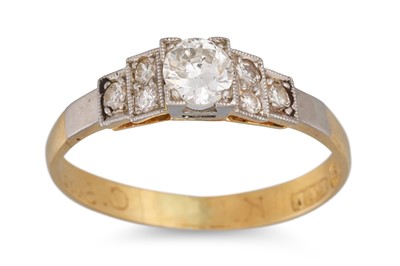 Lot 162 - A LATE ART DECO DIAMOND RING, the old cut...