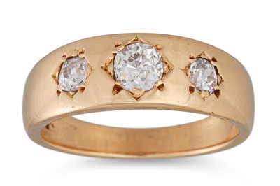 Lot 164 - AN ANTIQUE VICTORIAN DIAMOND SET RING, the old...