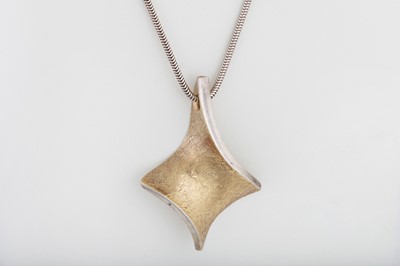 Lot 280 - AN IRISH SILVER GILT PENDANT AND CHAIN, by...