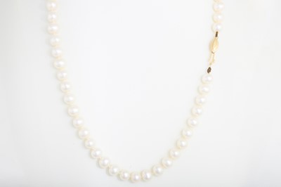 Lot 281 - A STRING OF CULTURED PEARLS, to a 14ct gold clasp