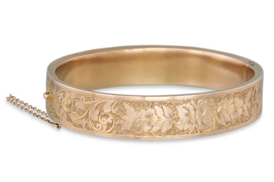 Lot 168 - A VICTORIAN ENGRAVED BANGLE, c.1880, in case...