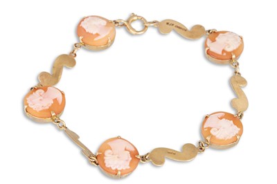 Lot 171 - A VINTAGE CAMEO BRACELET, mounted in 9ct gold,...