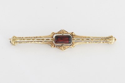 Lot 353 - AN 14CT GOLD AND TOURMALINE BAR BROOCH, ca 1910