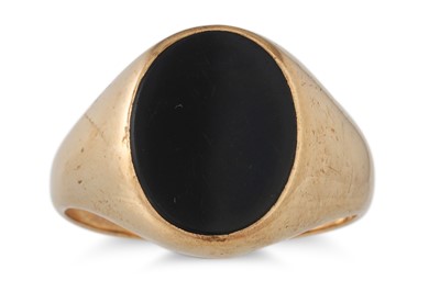 Lot 8 - A GENT'S ONYX SIGNET RING, mounted in 9ct gold,...