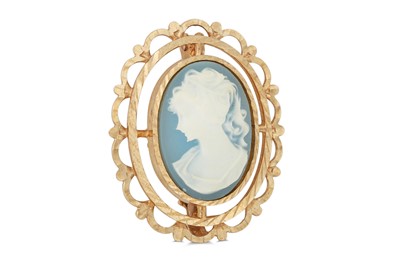 Lot 10 - A 9CT GOLD FRAMED WEDGWOOD CAMEO BROOCH, 3.9 g.