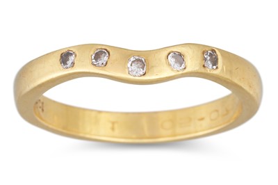 Lot 151 - A DIAMOND SET WISHBONE RING, mounted in yellow...