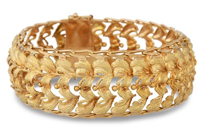 Lot 202 - A VINTAGE GOLD BRACELET, of plaited style,...