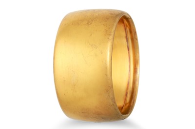 Lot 203 - A VINTAGE GOLD PLATED PLAIN HINGED BANGLE,...