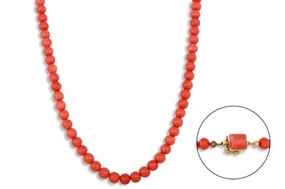 Lot 69 - A VINTAGE BEADED CORAL NECKLACE, to a coral...