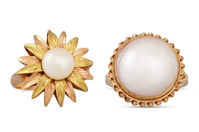 Lot 211 - A MABE PEARL RING, mounted in yellow gold,...