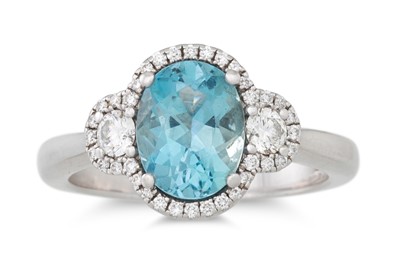 Lot 261 - AN AQUAMARINE AND DIAMOND CLUSTER RING,...