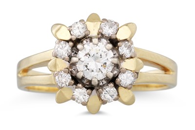 Lot 307 - A VINTAGE DIAMOND CLUSTER RING, the round...