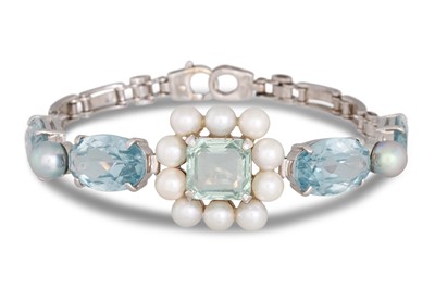 Lot 348 - AN AQUAMARINE AND CULTURED PEARL BRACELET, the...