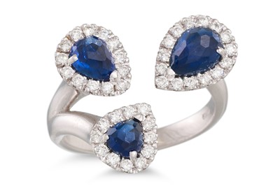 Lot 137 - A DIAMOND AND SAPPHIRE TRIPLE CLUSTER RING,...