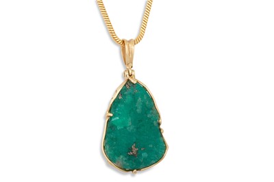 Lot 182 - AN EMERALD CRYSTAL PENDANT, to a 18ct gold...