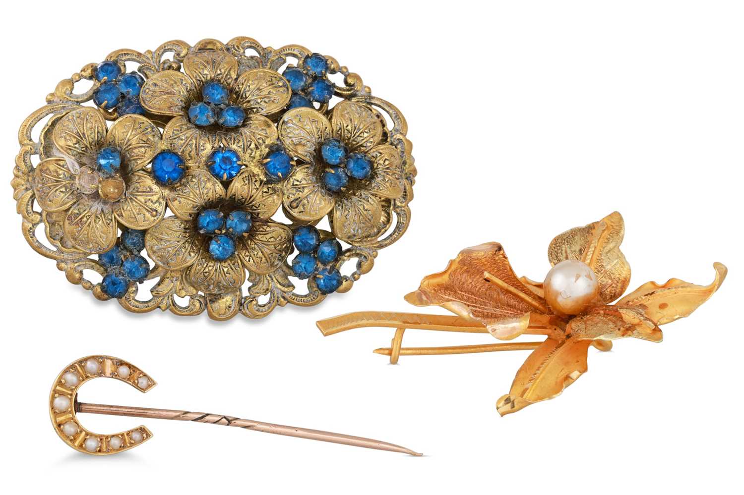 Lot 295 - AN INTERESTING COLLECTION OF VINTAGE BROOCHES,...