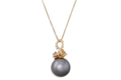 Lot 142 - A TAHITIAN PEARL, BROWN DIAMOND AND GOLD...