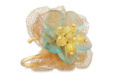Lot 144 - AN UNUSUAL BLUE TOPAZ AND GOLD DRESS RING, of...