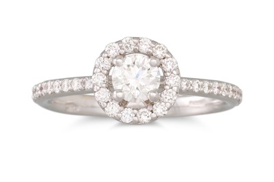 Lot 156 - A DIAMOND CLUSTER RING, the brilliant cut...